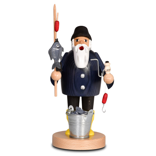 KWO Räuchermann „Angler“ aus der Serie „Die Bärtigen“, handgefertigt im Erzgebirge. Die bärtige Holzfigur trägt eine blau gebeizte Jacke, gelbe Gummistiefel und hält eine Angel mit Fisch sowie eine Pfeife. Neben ihm steht ein Zinkeimer voller Fische.