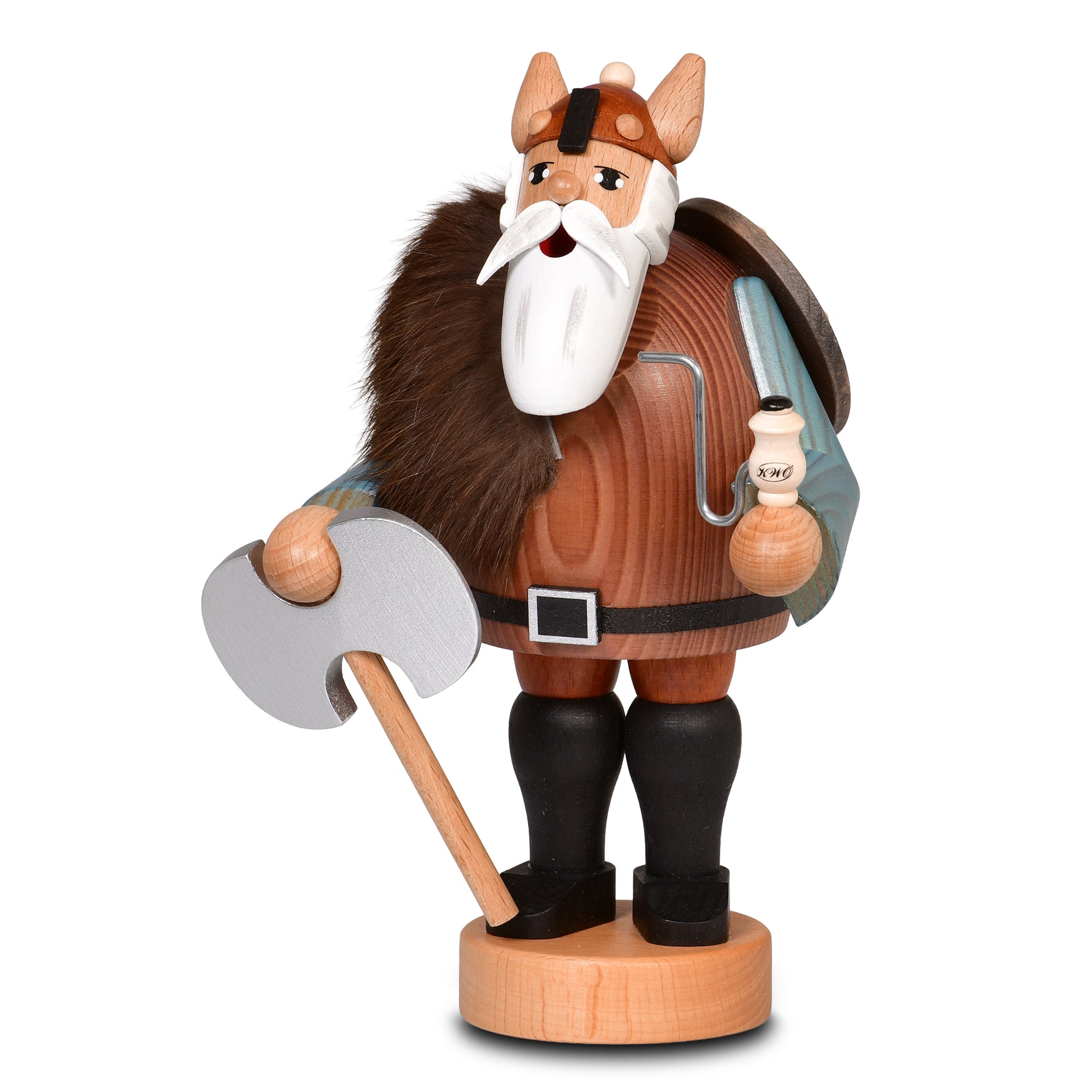 KWO Räuchermann Wikinger Art. 21142 aus der Serie Die Bärtigen mit Hörnerhelm, Doppelaxt und Pfeife, ergänzt mit rundem Holzschild und Umhang aus Fell auf seinem Rücken.
