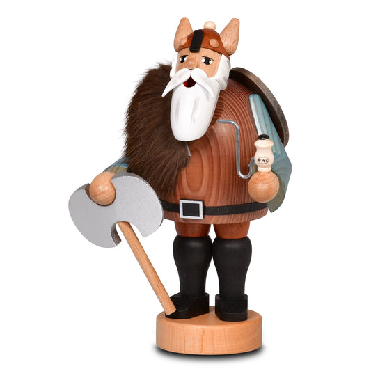 KWO Räuchermann Wikinger Art. 21142 aus der Serie Die Bärtigen mit Hörnerhelm, Doppelaxt und Pfeife, ergänzt mit rundem Holzschild und Umhang aus Fell auf seinem Rücken.