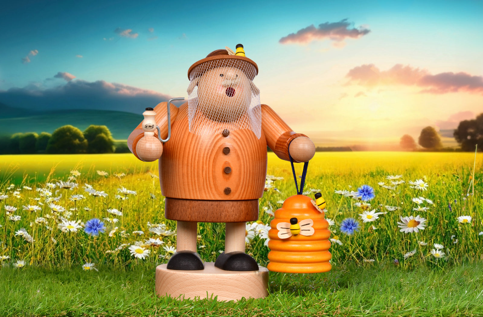 Räuchermännchen Imker vor Blumenwiese