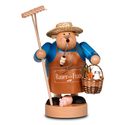Kooperation KWO & RTL Räuchermann Bauer sucht Frau aus der Serie Die Dicken mit Strohhut, Holzrechen und Miniatur-Schwein.
