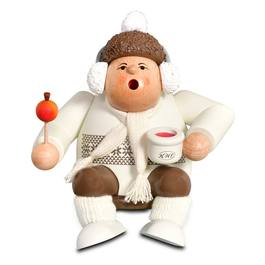 KWO Räuchermann Weihnachtsmarktbesucherin aus der Serie Die Dicken, Kantenhocker aus Holz mit Glühweintasse und Ohrenschützern.